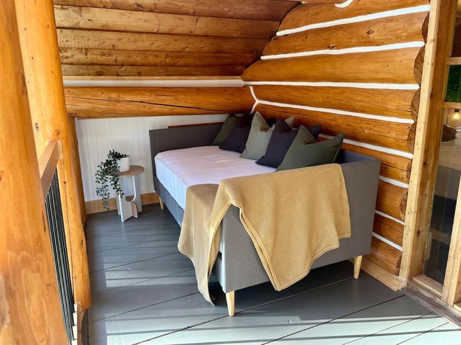 Golden Cabin - Hot Tub - Games Barn - Theatre
