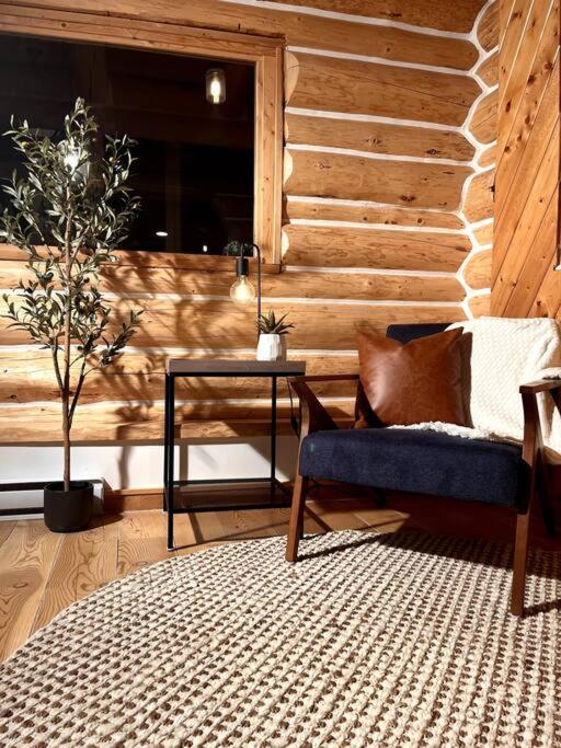 Golden Cabin - Hot Tub - Games Barn - Theatre