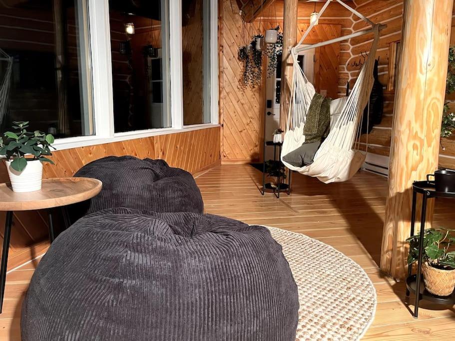 Golden Cabin - Hot Tub - Games Barn - Theatre