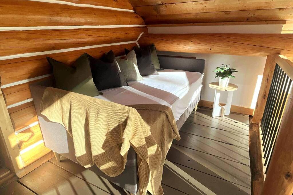 Golden Cabin - Hot Tub - Games Barn - Theatre