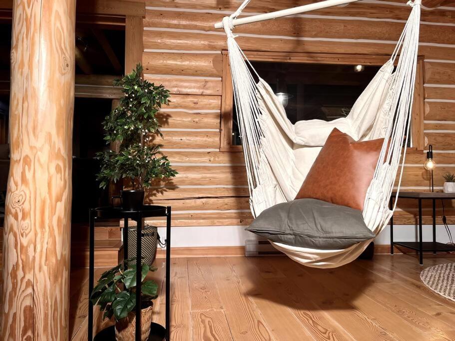 Golden Cabin - Hot Tub - Games Barn - Theatre