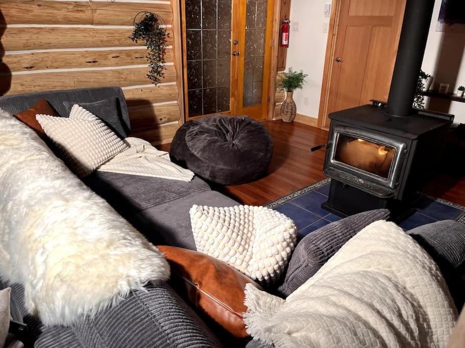 Golden Cabin - Hot Tub - Games Barn - Theatre