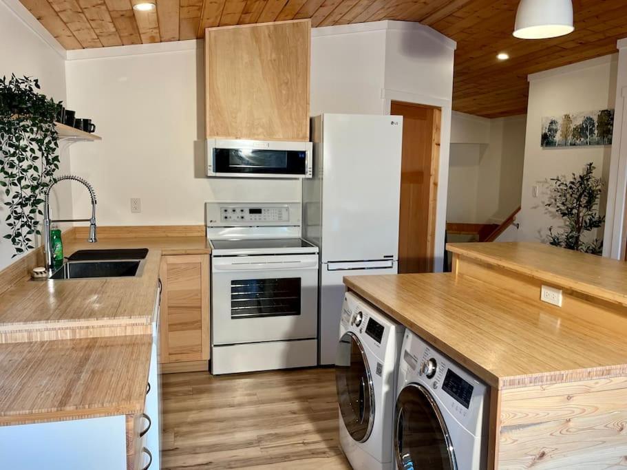 Golden Cabin - Hot Tub - Games Barn - Theatre