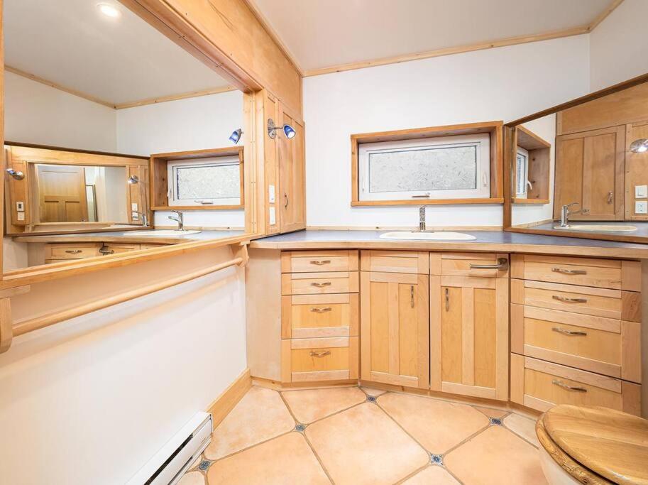Golden Cabin - Hot Tub - Games Barn - Theatre