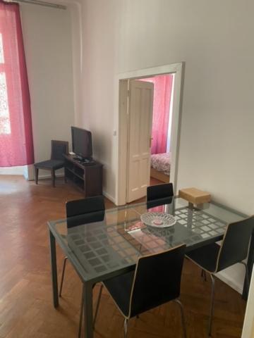 Large 3 bedroom family apartment close to the river