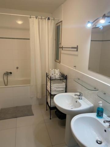 Large 3 bedroom family apartment close to the river