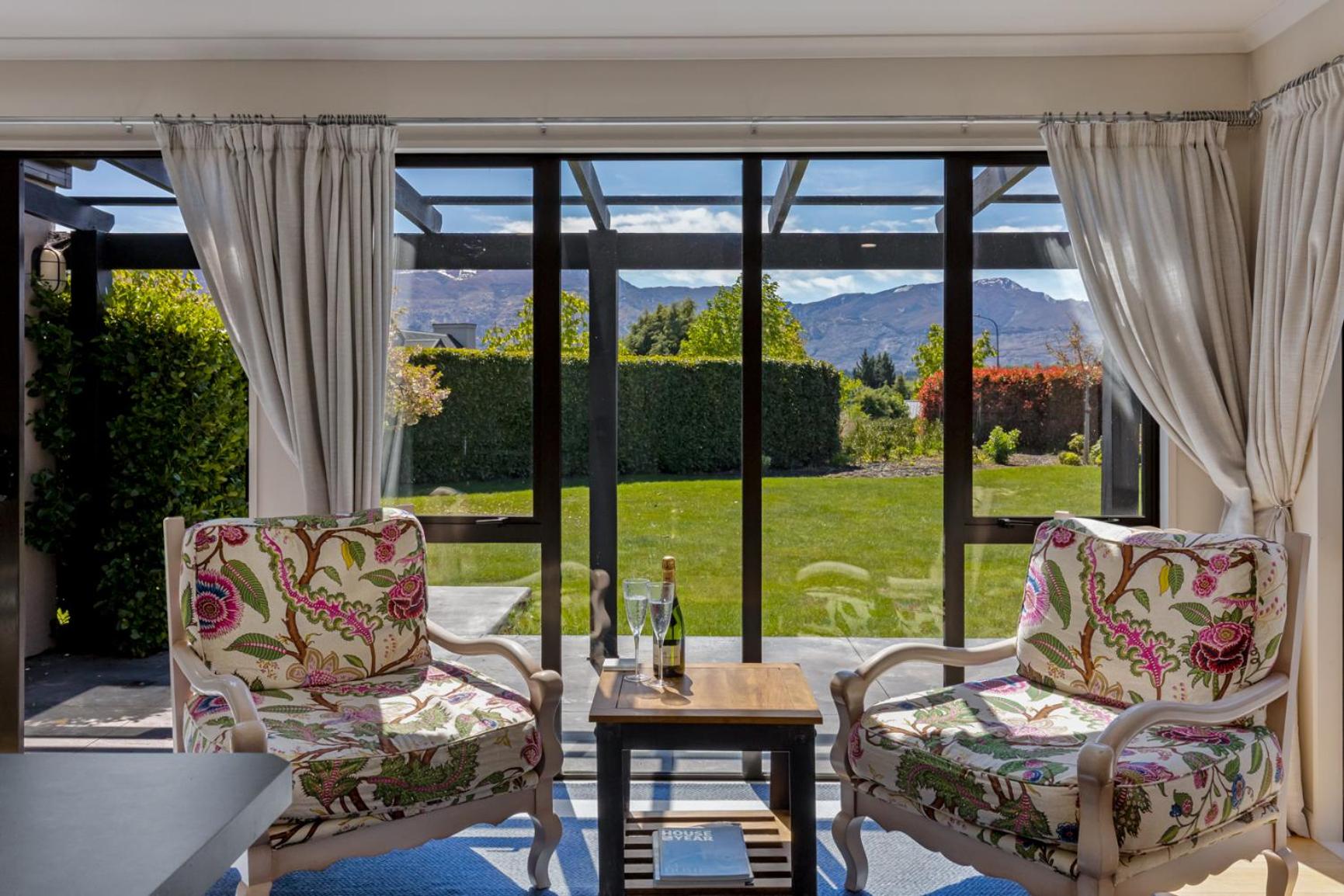Quail's Nest, Queenstown - Luxury Home & Garden view 3