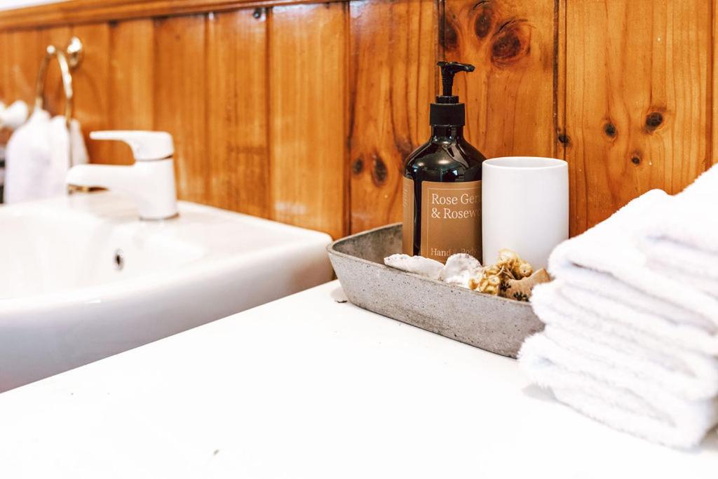 Sloop Cottage - Beachfront - Vibes