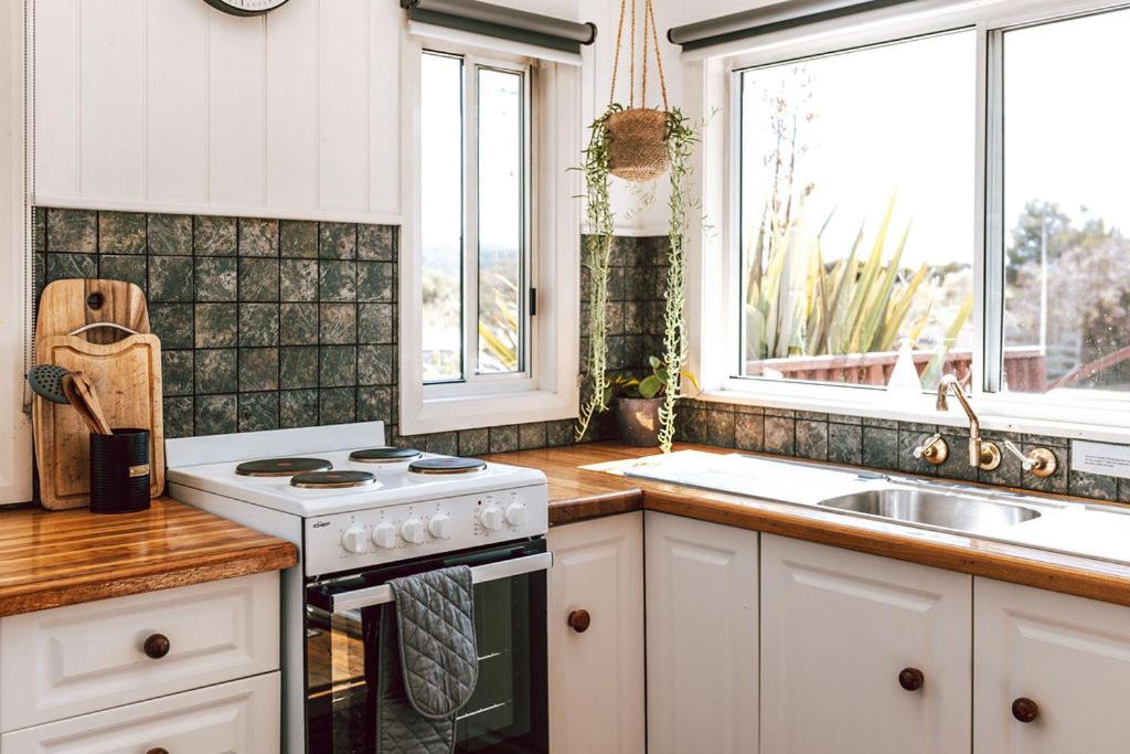 Sloop Cottage - Beachfront - Vibes