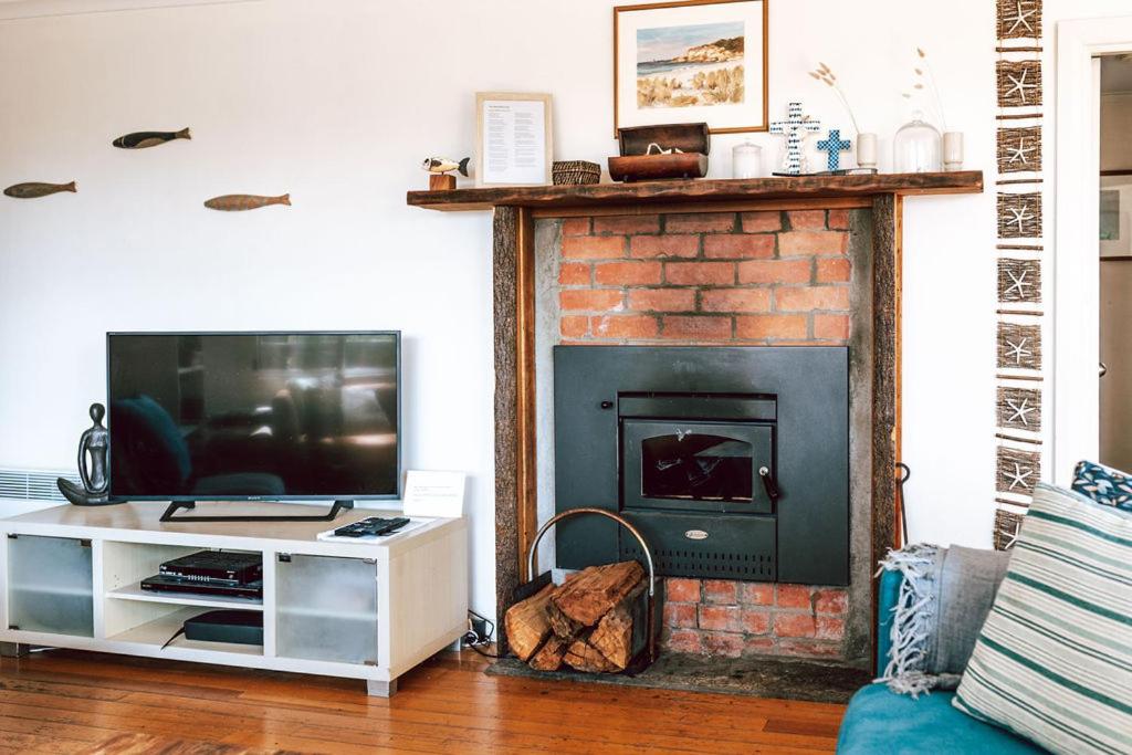 Sloop Cottage - Beachfront - Vibes