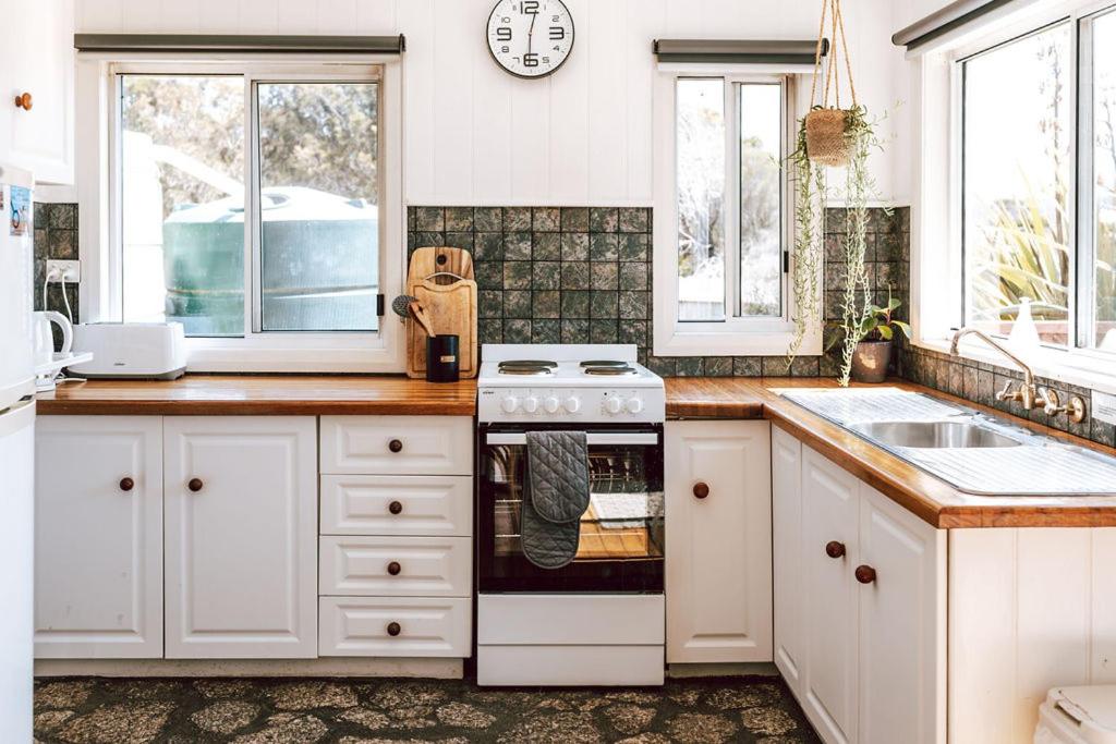 Sloop Cottage - Beachfront - Vibes