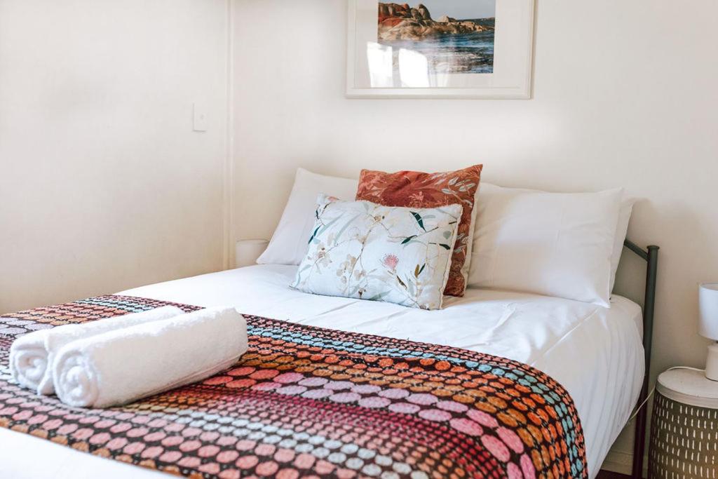Sloop Cottage - Beachfront - Vibes