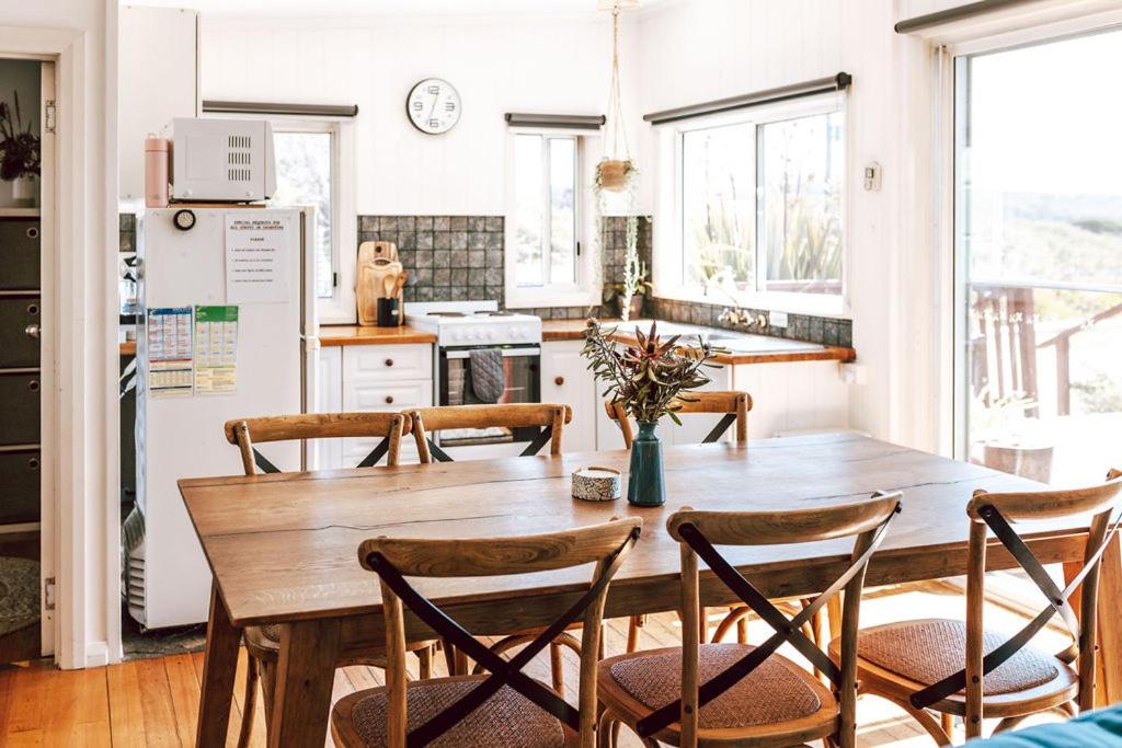Sloop Cottage - Beachfront - Vibes