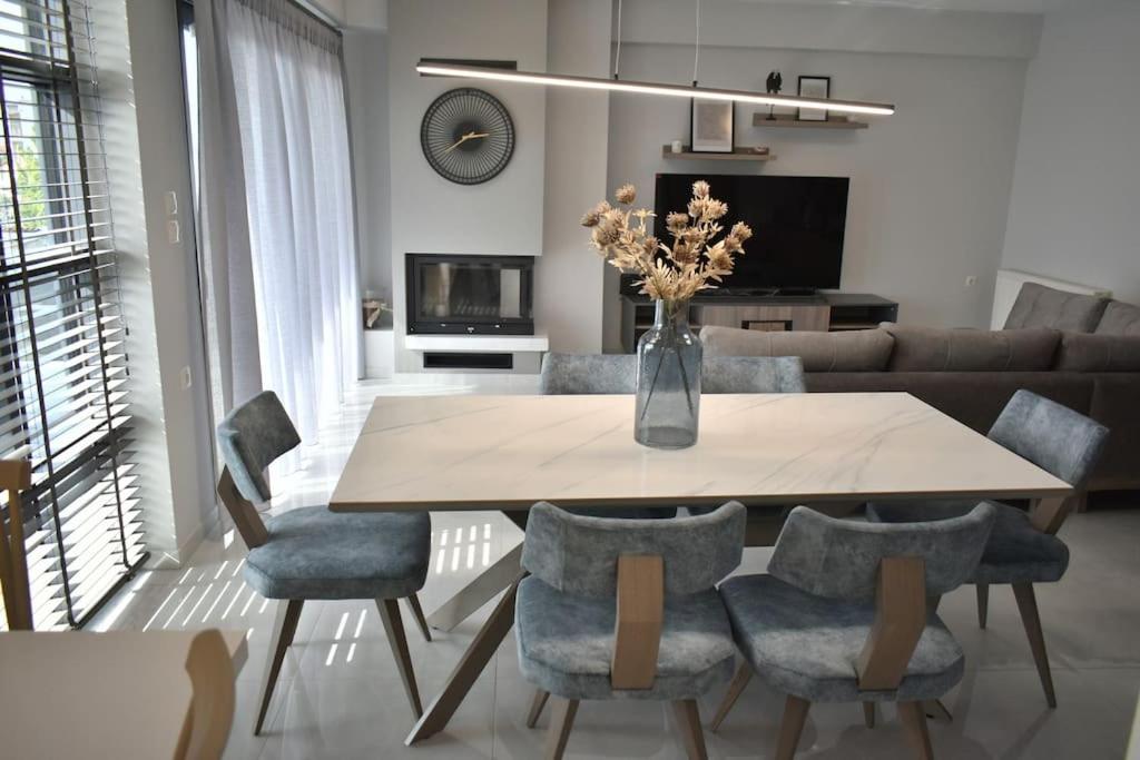 Modern Luxury Suite en Kardítsa — dining