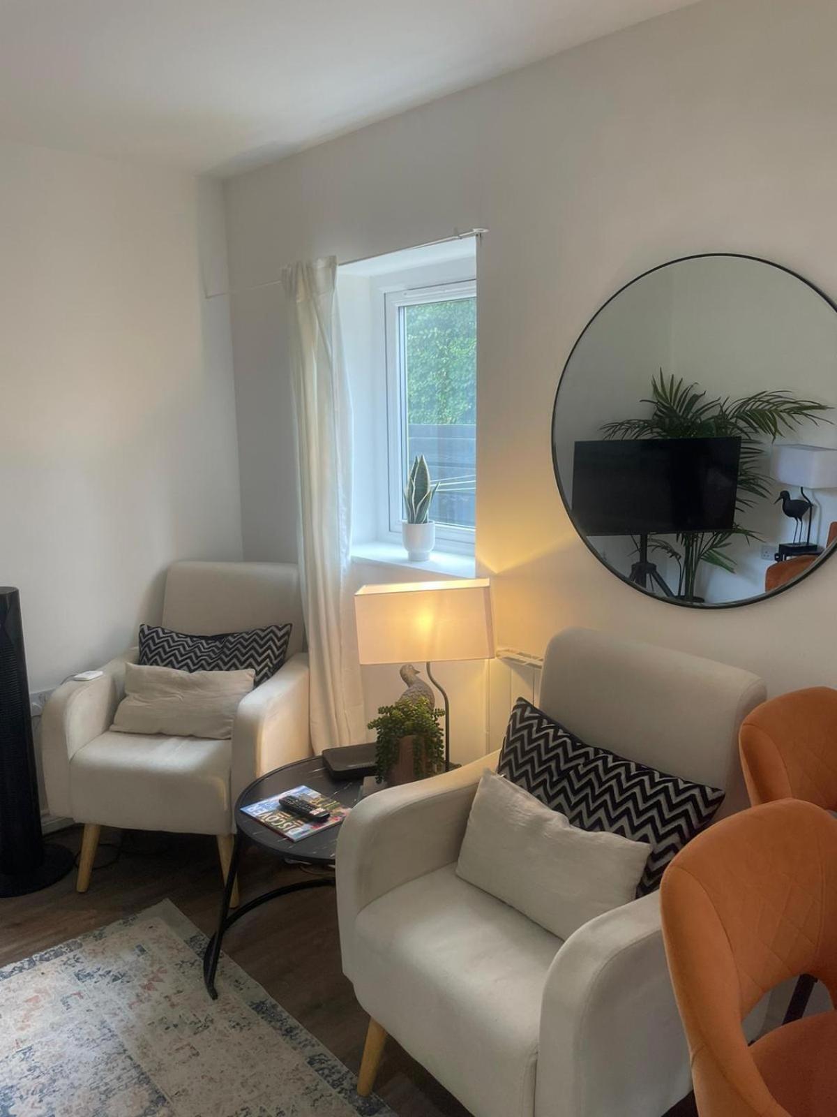Luxury Cardiff Apartment with Free parking, Free high-speed internet, Fully Equipped Kitchen view 5