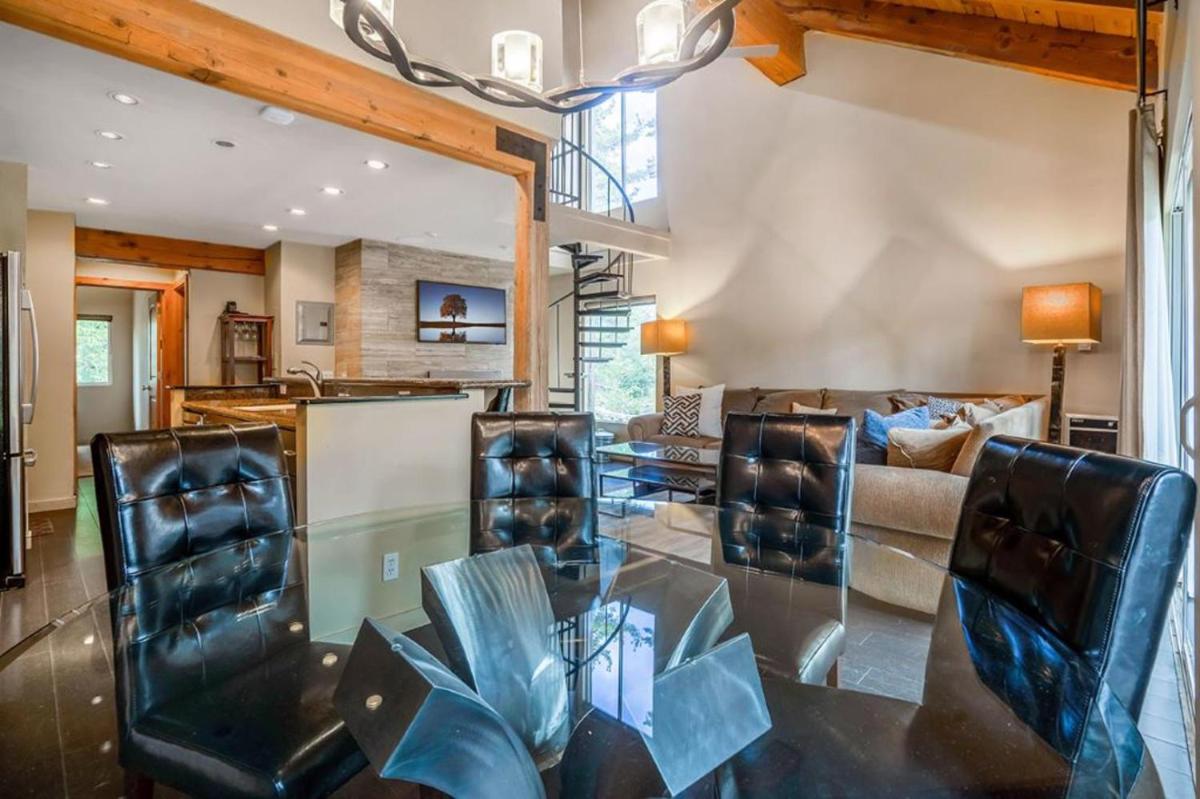#478 - Pet-Friendly, Walk to Canyon Lifts, Garage Parking, Modern Condo