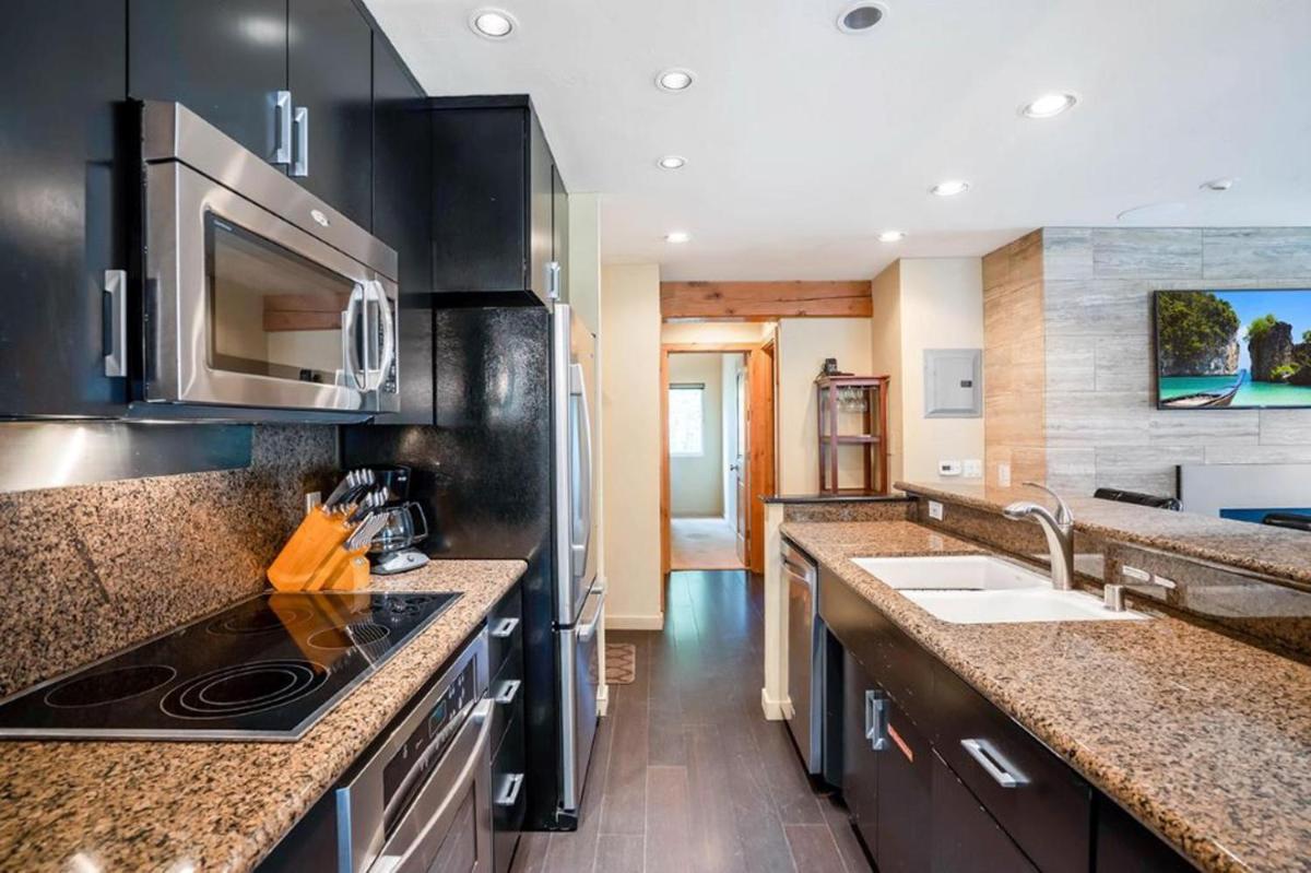 #478 - Pet-Friendly, Walk to Canyon Lifts, Garage Parking, Modern Condo