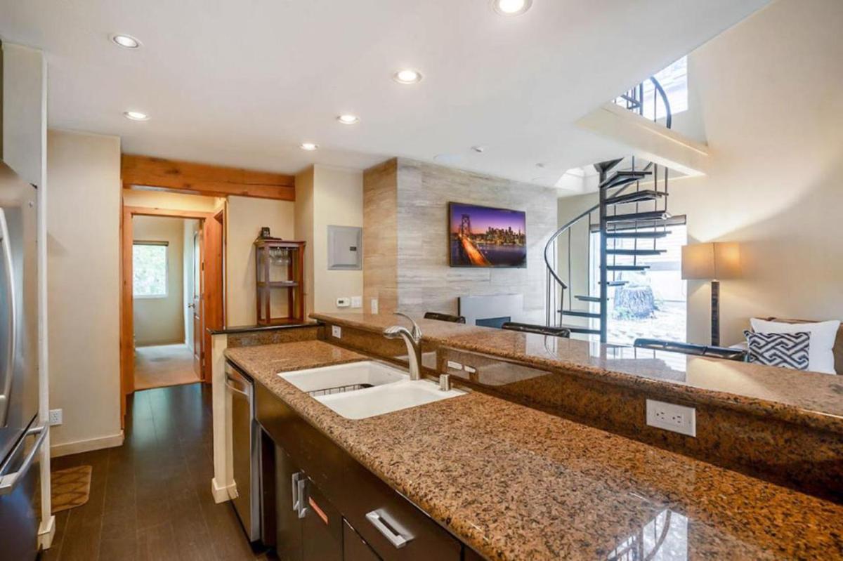 #478 - Pet-Friendly, Walk to Canyon Lifts, Garage Parking, Modern Condo