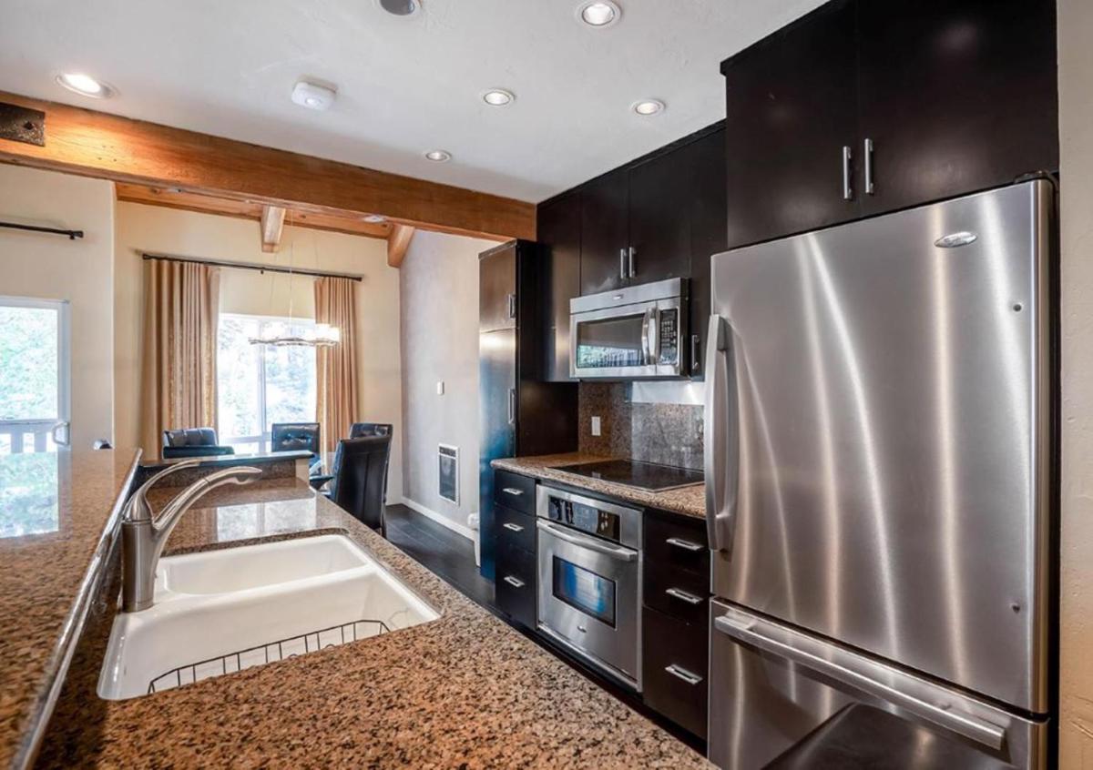 #478 - Pet-Friendly, Walk to Canyon Lifts, Garage Parking, Modern Condo