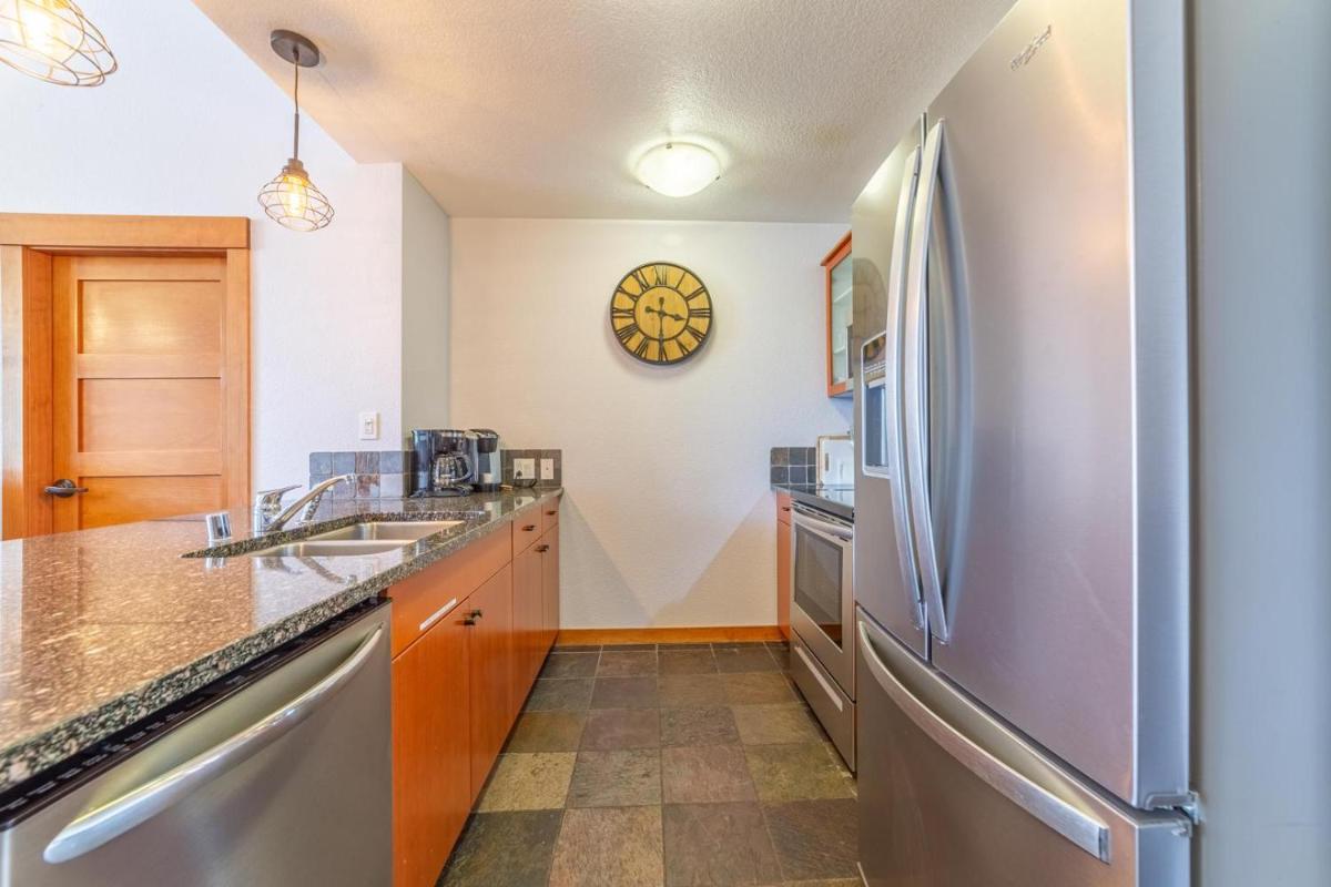 #550 Village, Walk to Gondola 3BD, 3BATH with Spa view 4