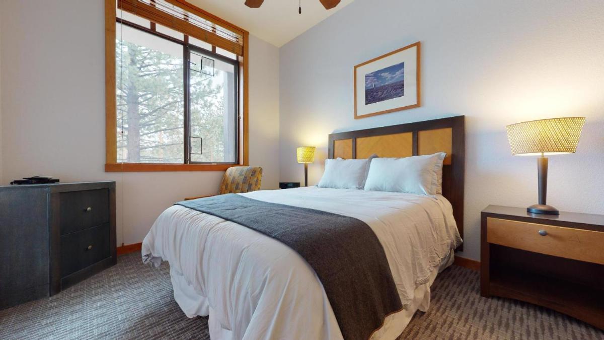 #550 Village, Walk to Gondola 3BD, 3BATH with Spa view 5