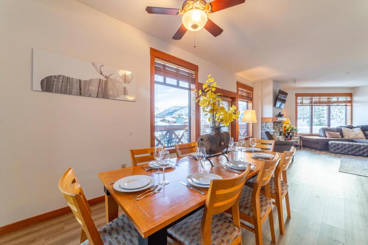 #425 - Condo Balcony Overlooks Mammoth Village Steps to Gondola, Spa, Pool, Game Room at White Mountain Lodge view 4