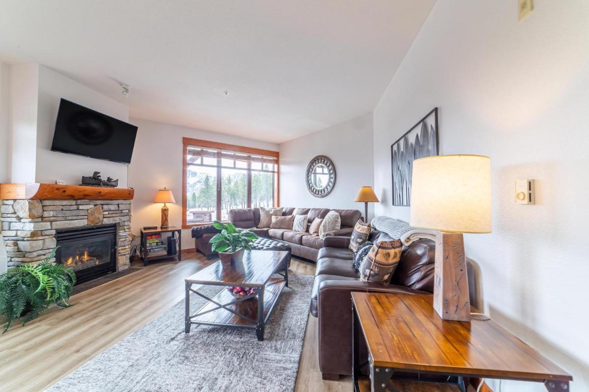 #425 - Condo Balcony Overlooks Mammoth Village Steps to Gondola, Spa, Pool, Game Room at White Mountain Lodge view 3