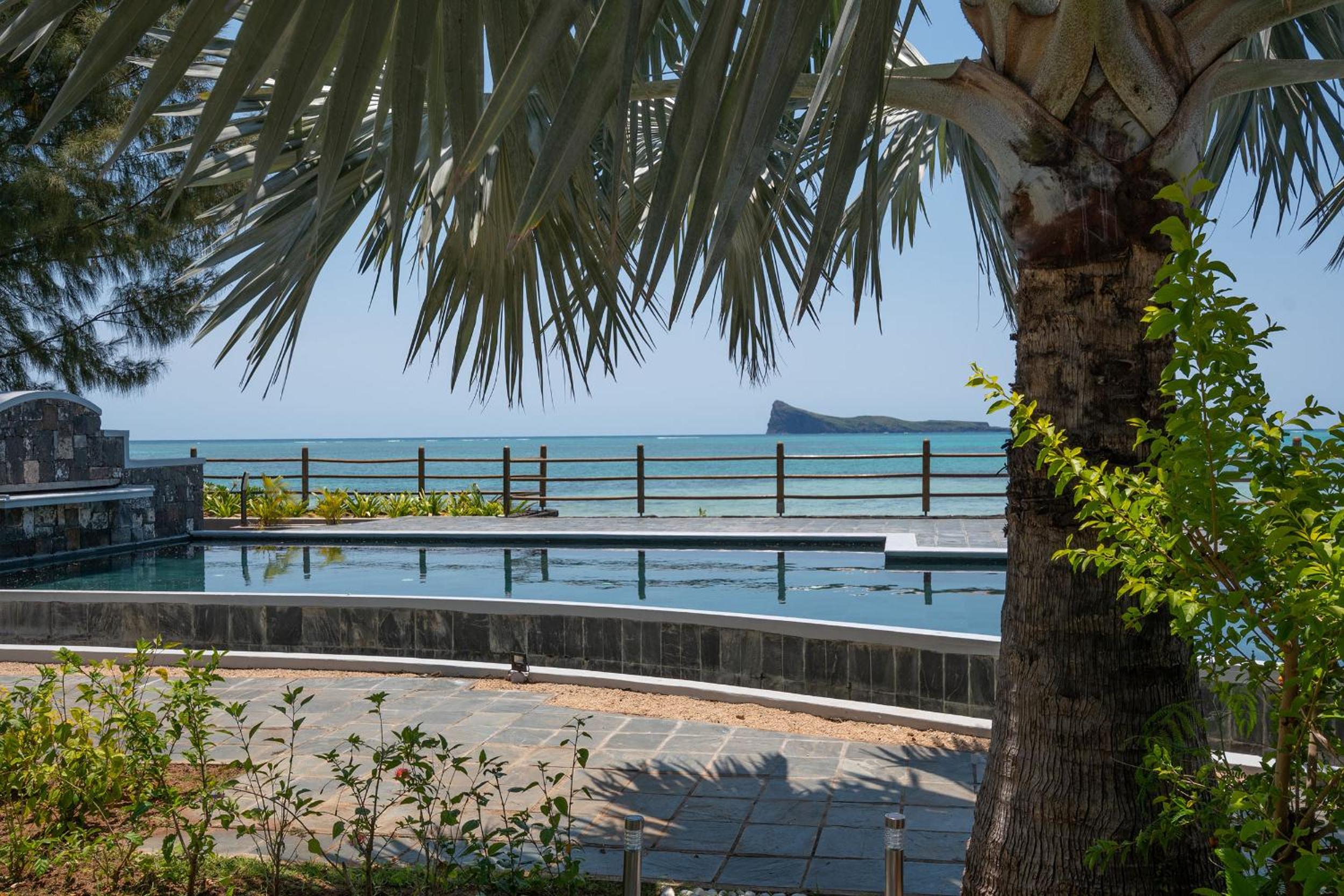 Luxury beachfront duplex, Coin de Mire view / 3Bed photo 4