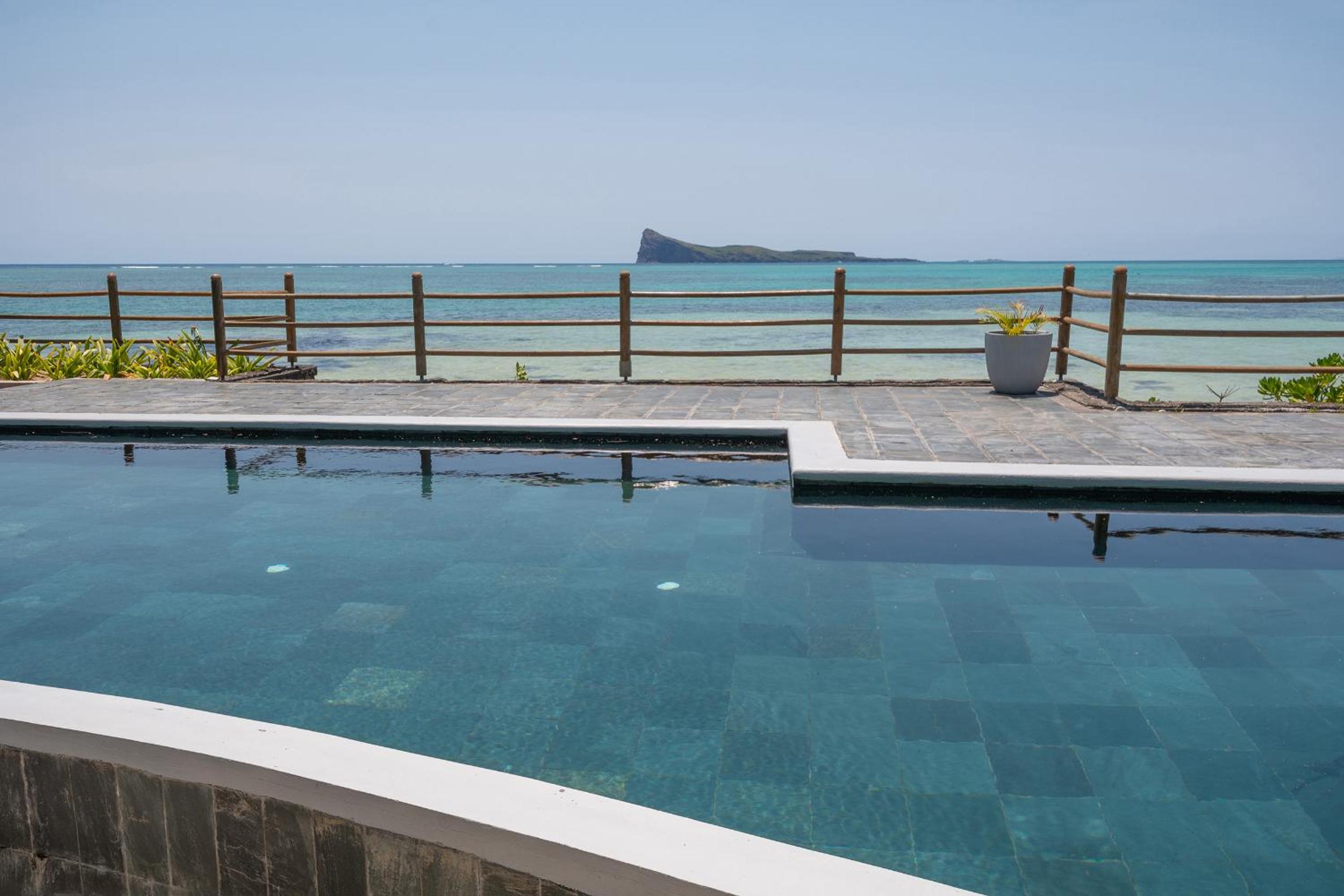 Luxury beachfront duplex, Coin de Mire view / 3Bed