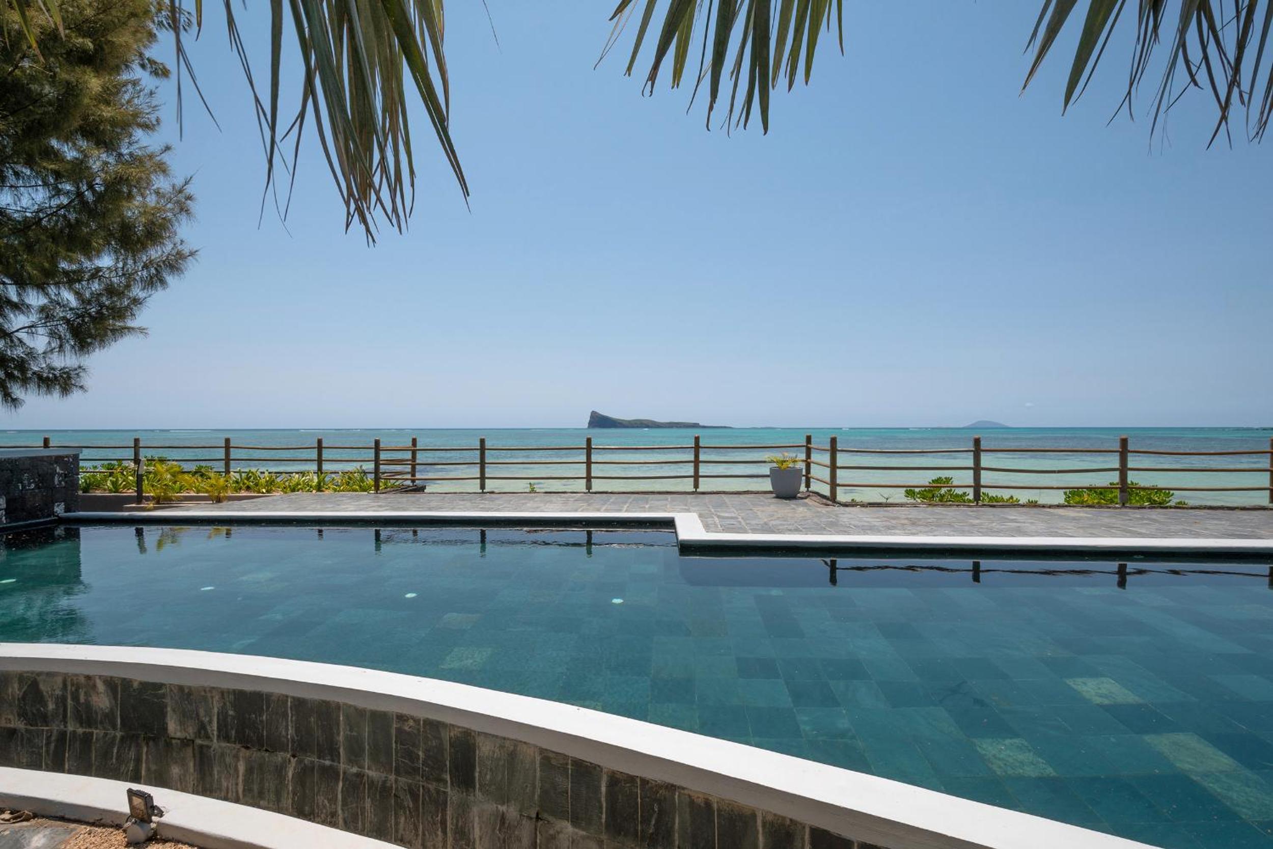 Luxury beachfront duplex, Coin de Mire view / 3Bed