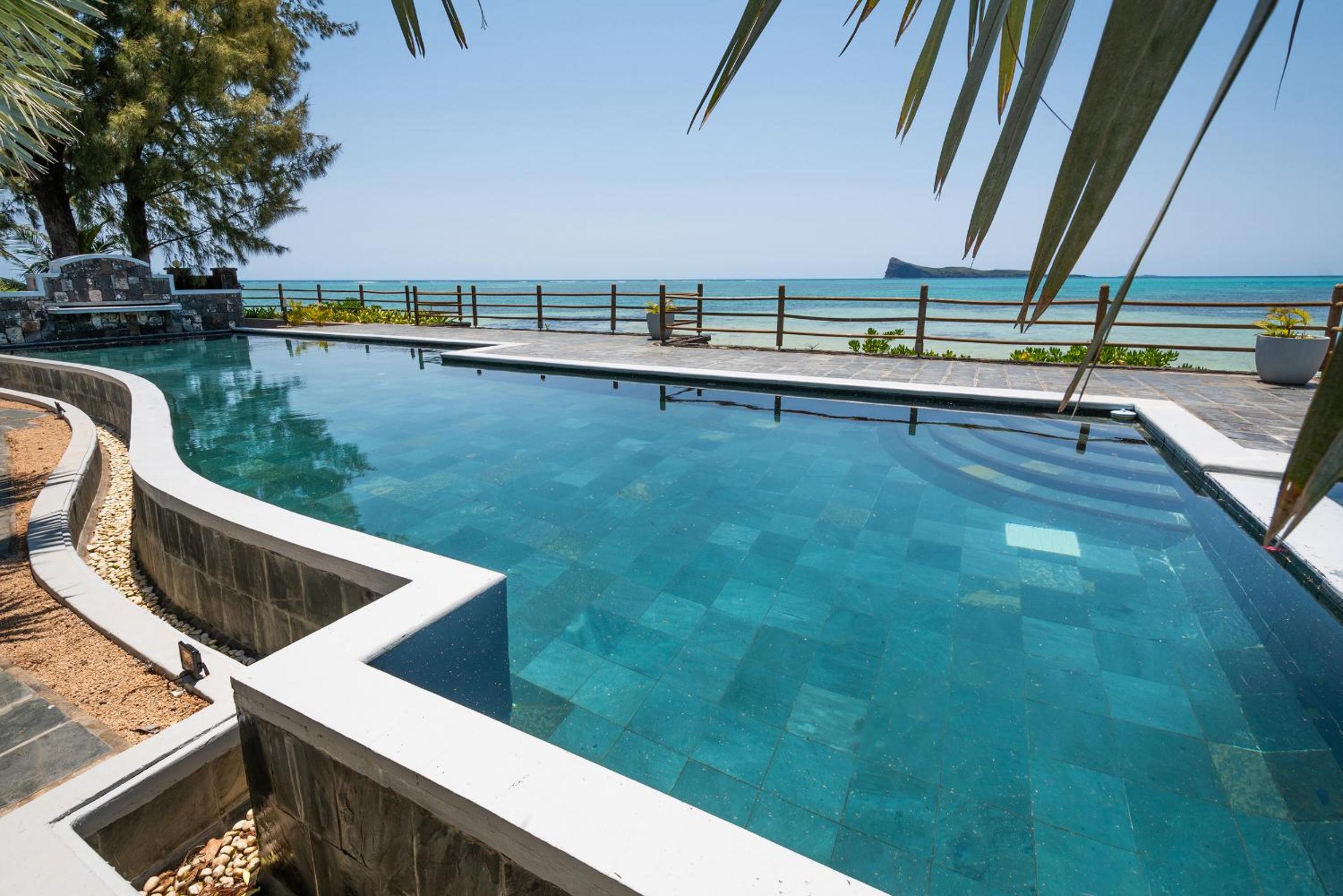 Luxury beachfront duplex, Coin de Mire view / 3Bed