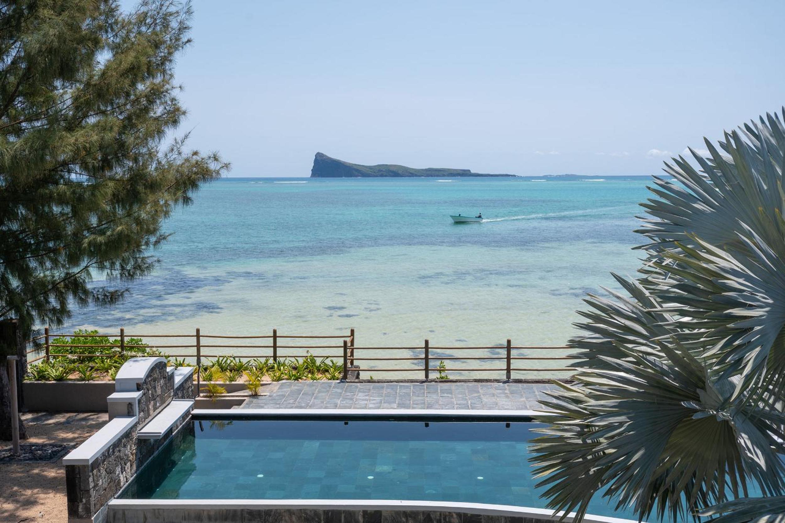 Luxury beachfront duplex, Coin de Mire view / 3Bed