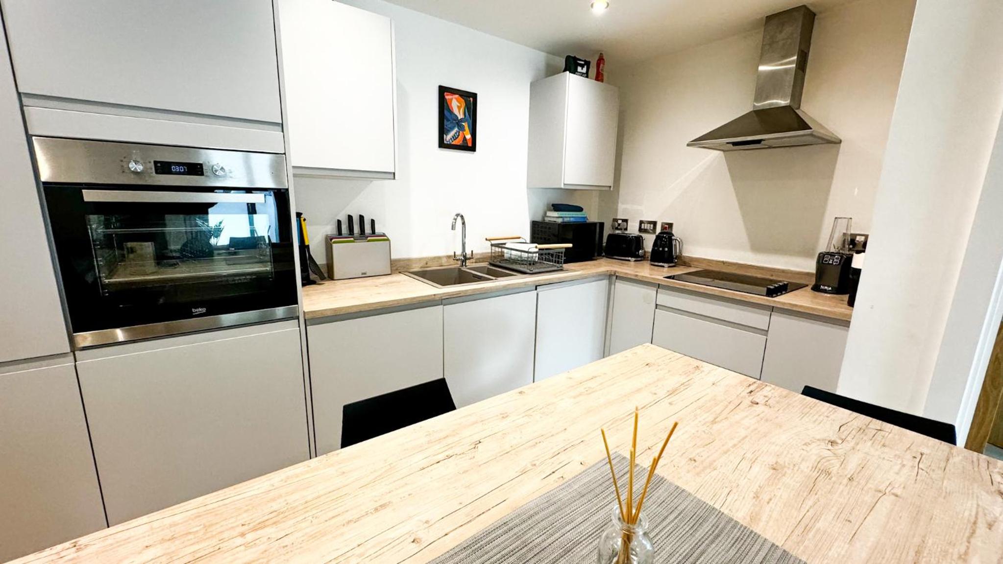 Cozy & Elegant 2-Bedroom in Leeds City Centre view 5