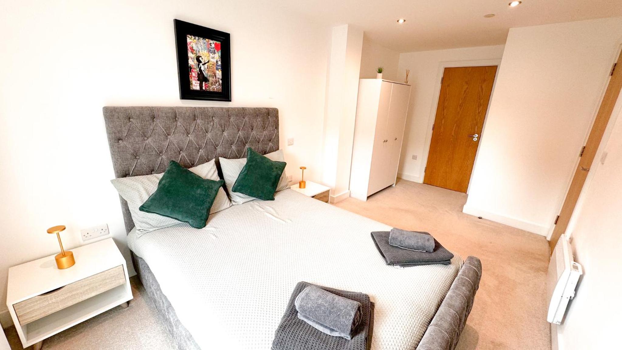 Cozy & Elegant 2-Bedroom in Leeds City Centre view 3
