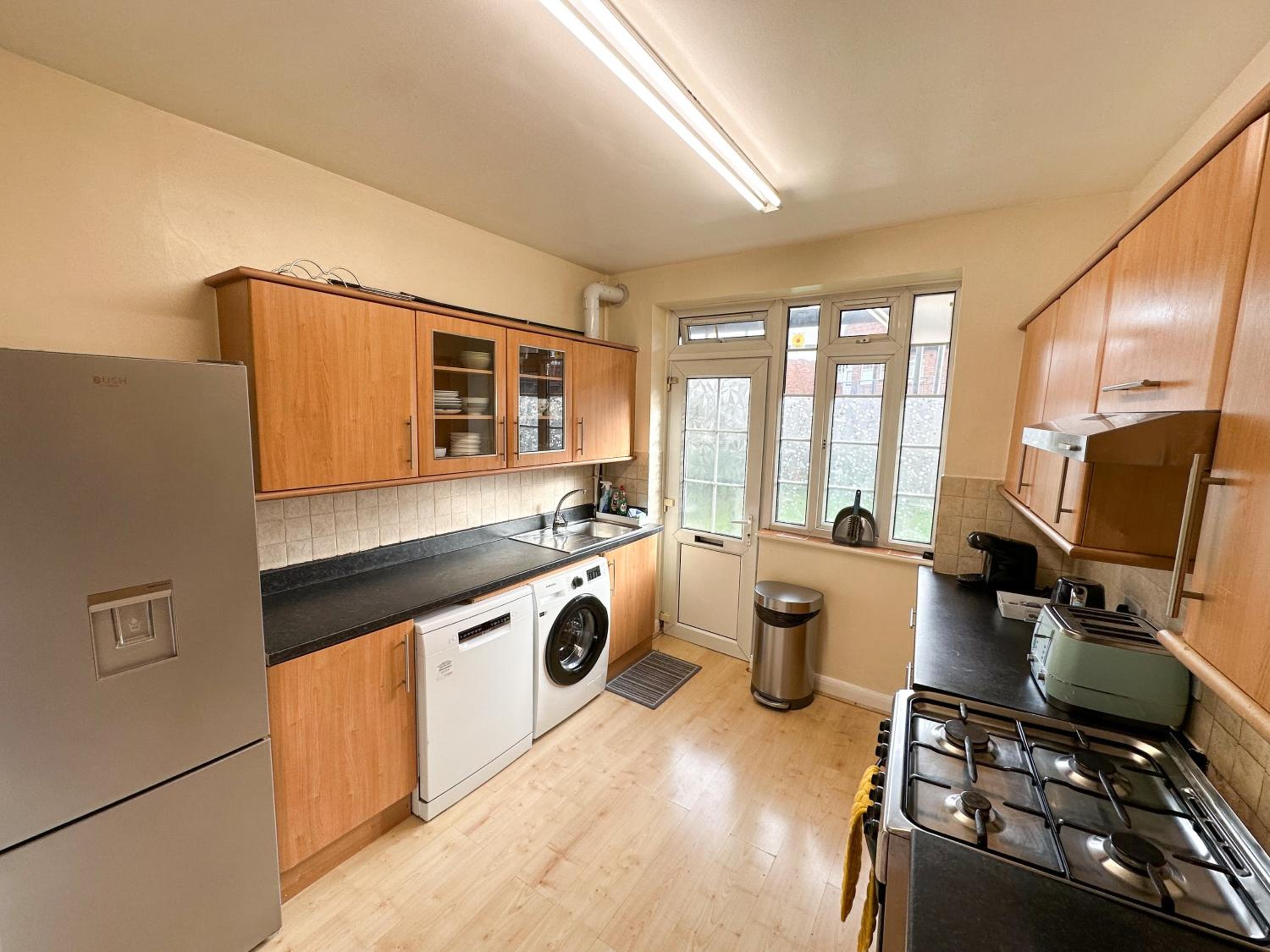 2 Bed Flat - short walk from Brent Cross Station view 3