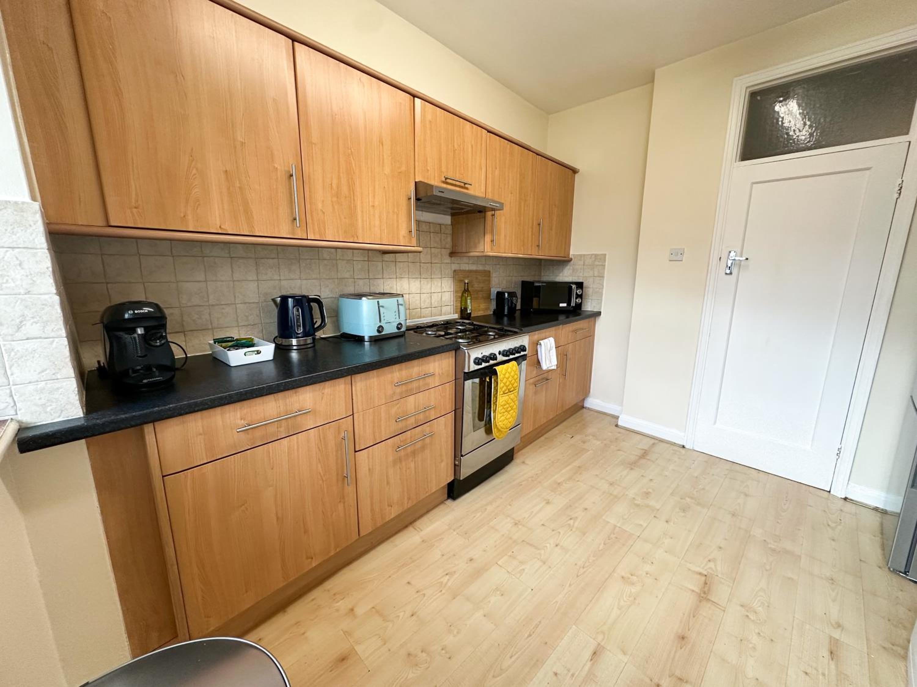 2 Bed Flat - short walk from Brent Cross Station view 4