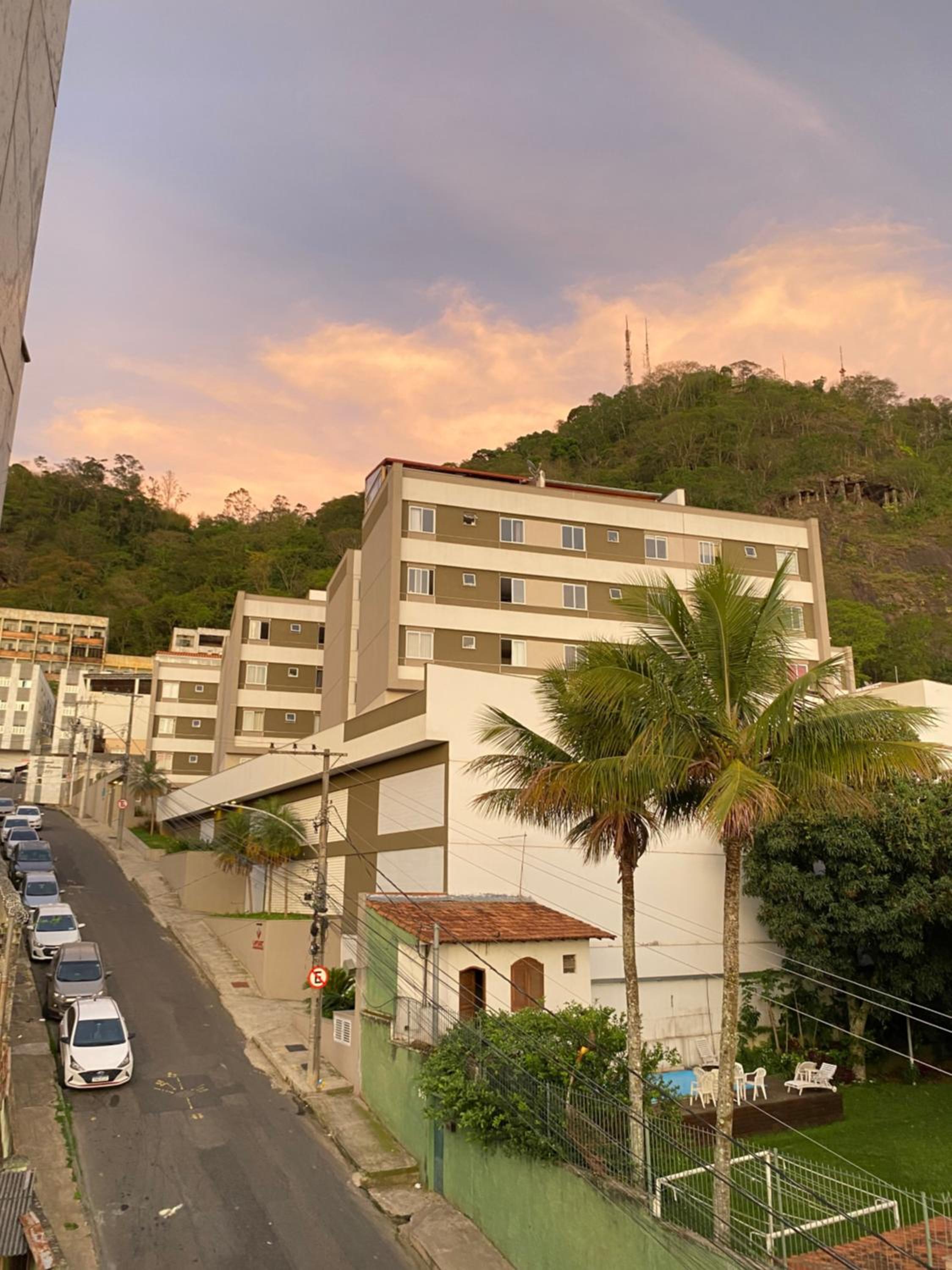 Apartamento bem localizado com varanda