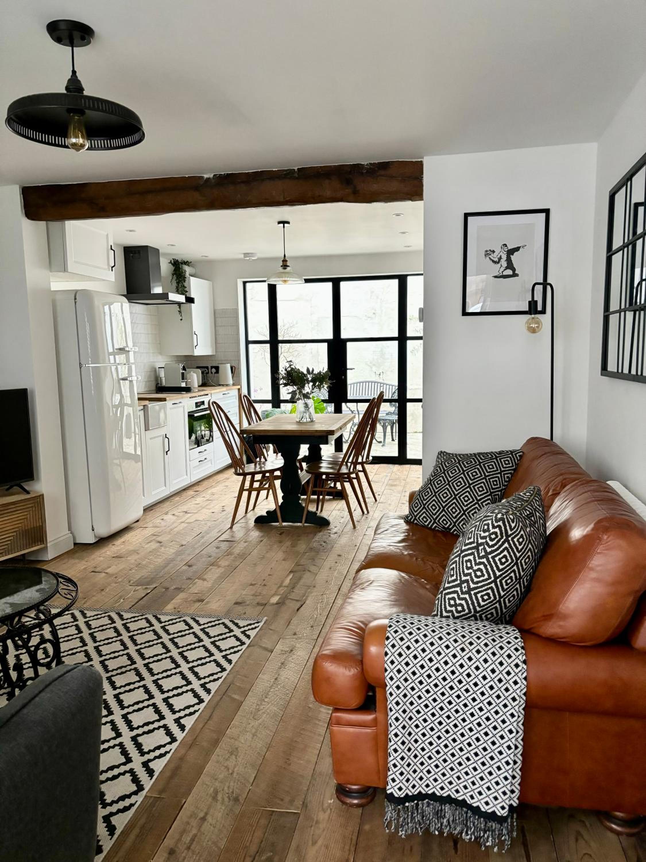 Stunning 3 bedroom & 2 bathroom cottage with patio view 2