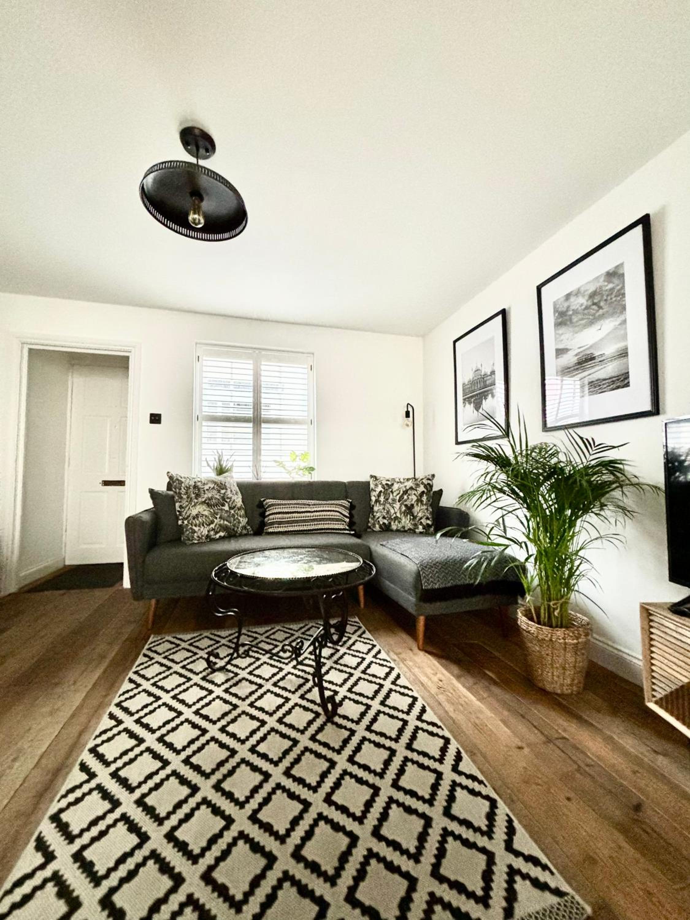 Stunning 3 bedroom & 2 bathroom cottage with patio view 5