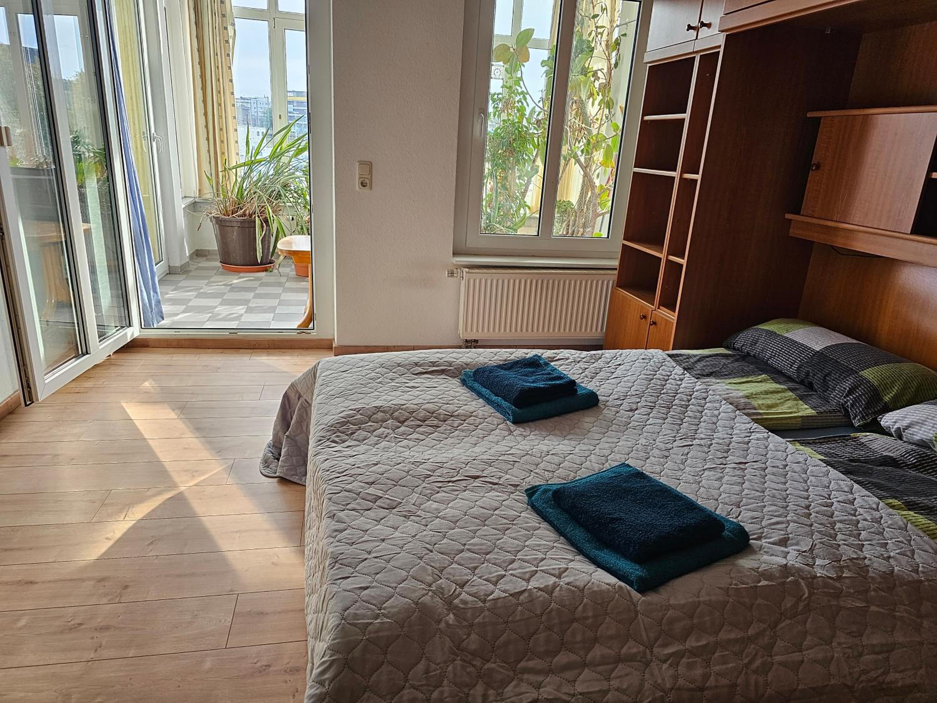 135qm 4 Zimmer Ferienwohnung in Stadtnähe, Wintergarten Parkplatz