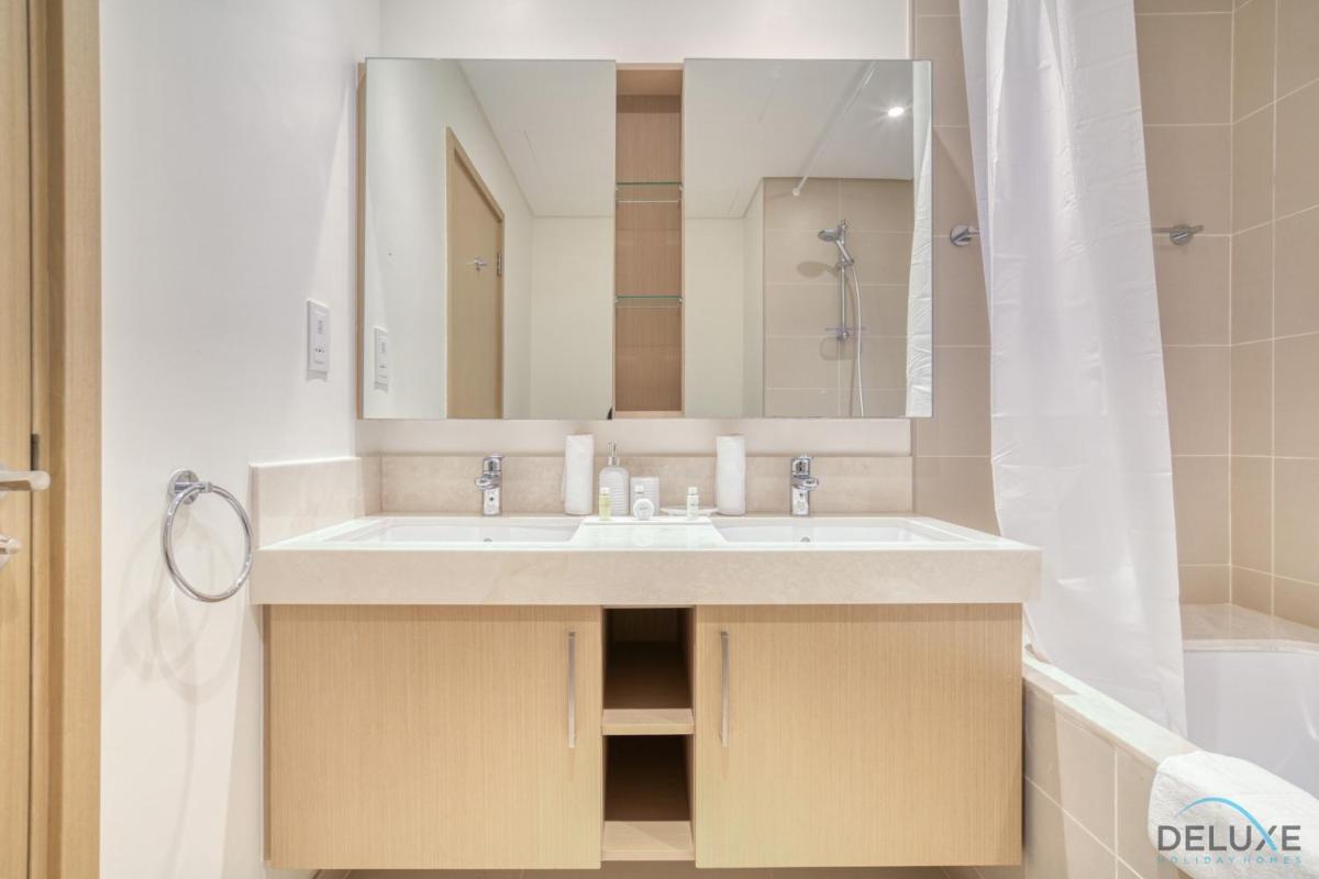 Elegant 2BR at 5242 Tower 2 Dubai Marina by Deluxe Holiday Homes