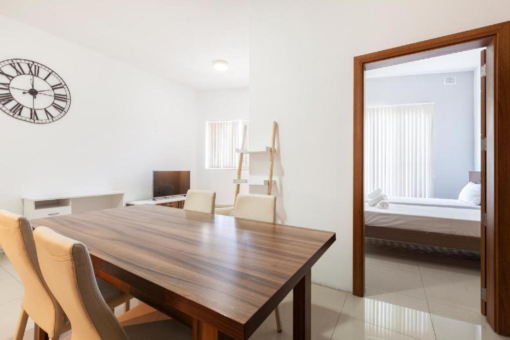 Stylish & Super Central 2BR apartment by 360 Estates view 3