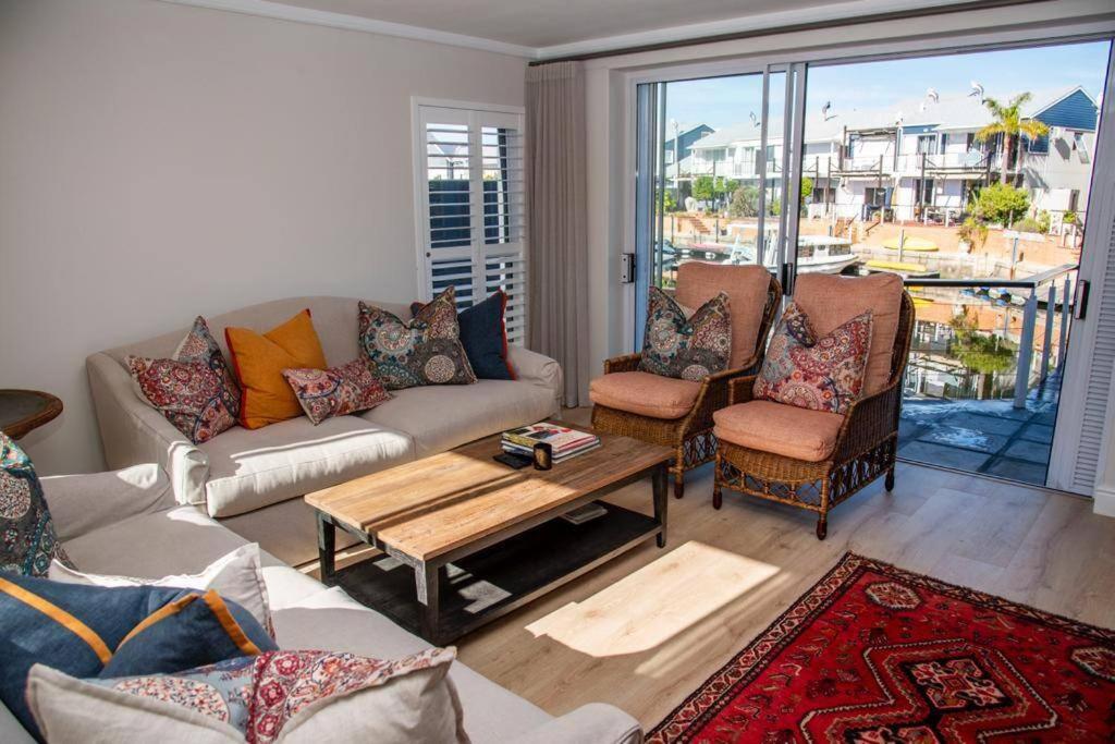 Waterfront- C25 Knysna Quays with pool view 3