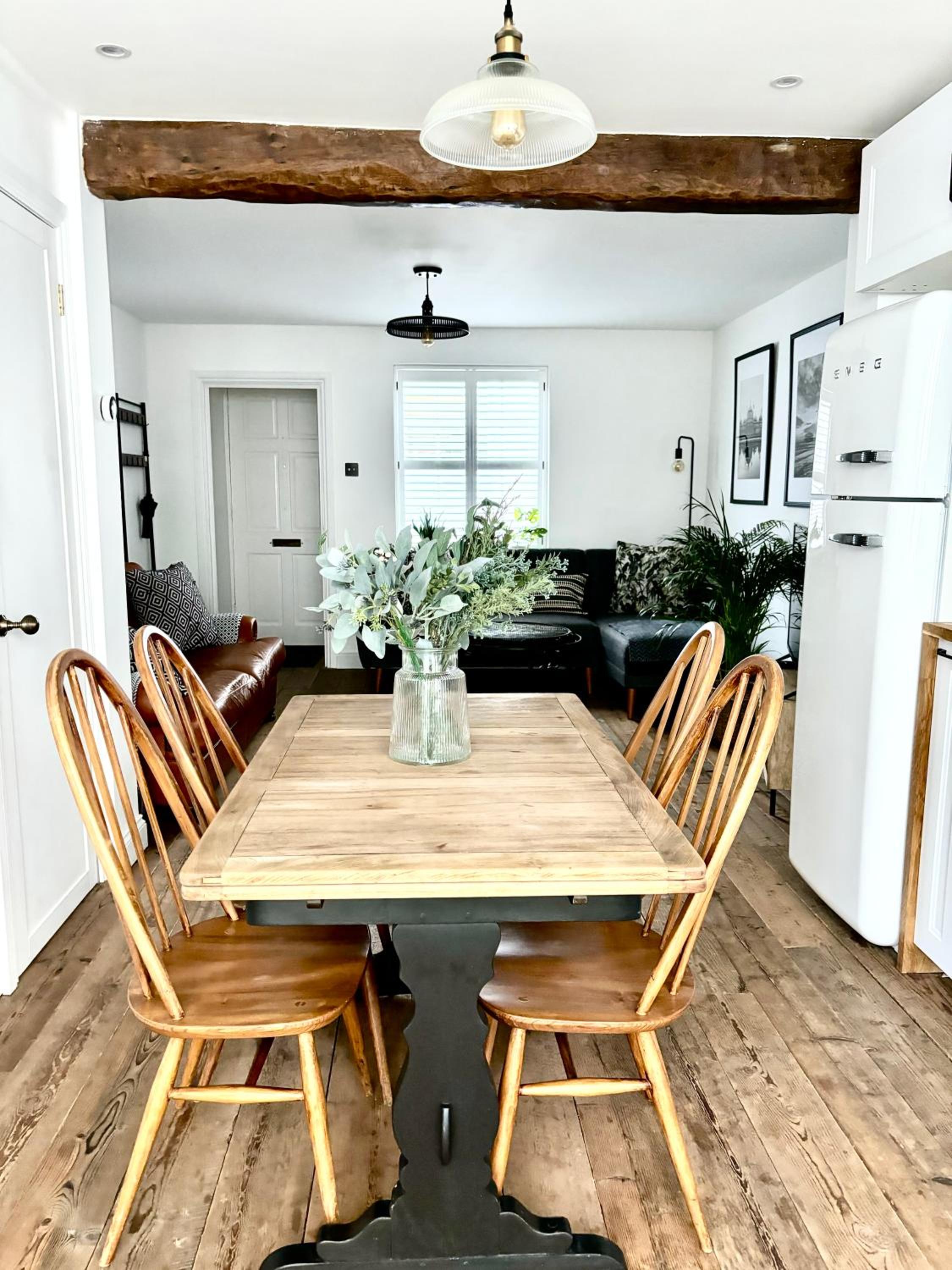 Stunning 3 bedroom & 2 bathroom cottage with patio view 4