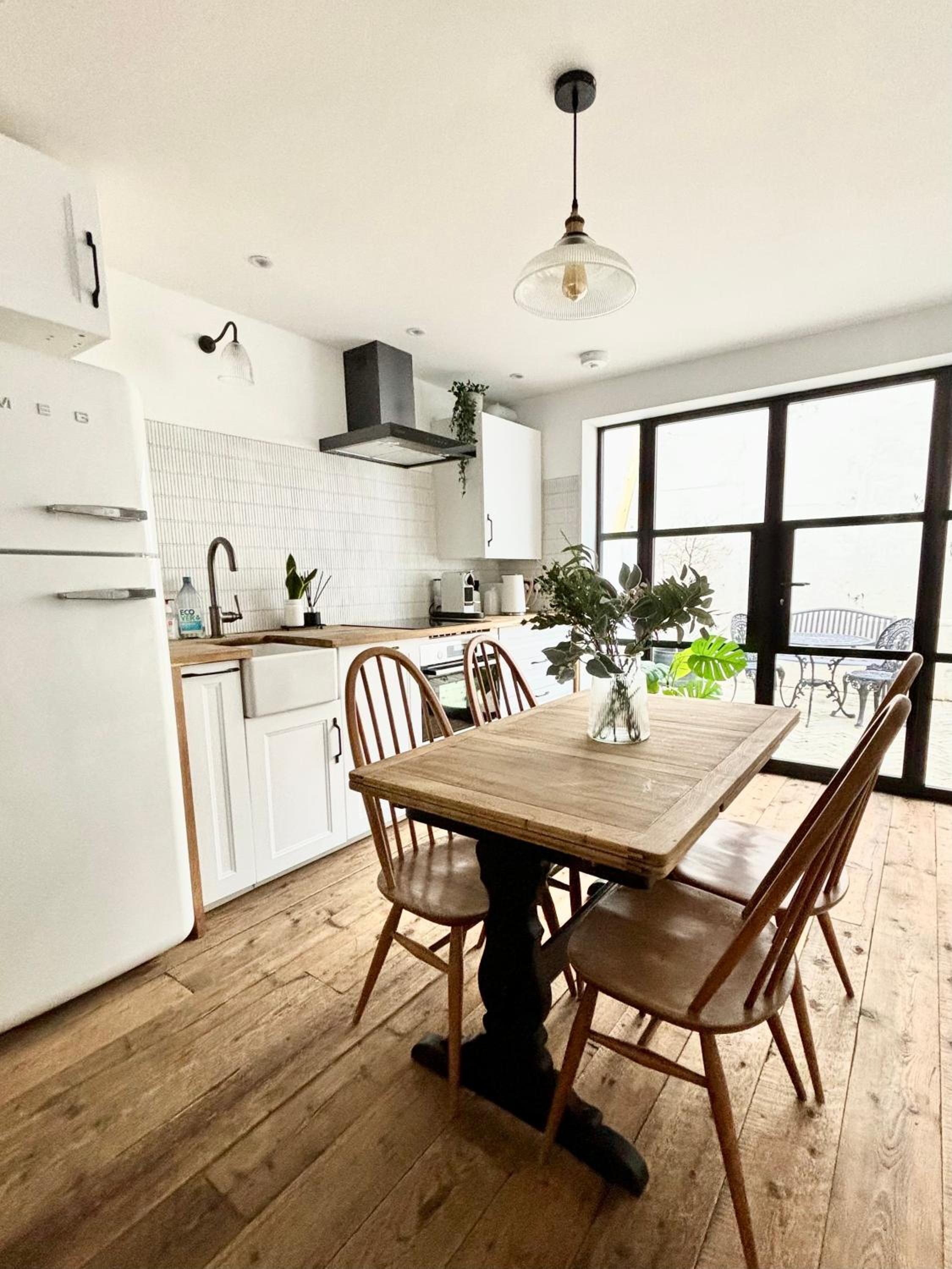 Stunning 3 bedroom & 2 bathroom cottage with patio view 3