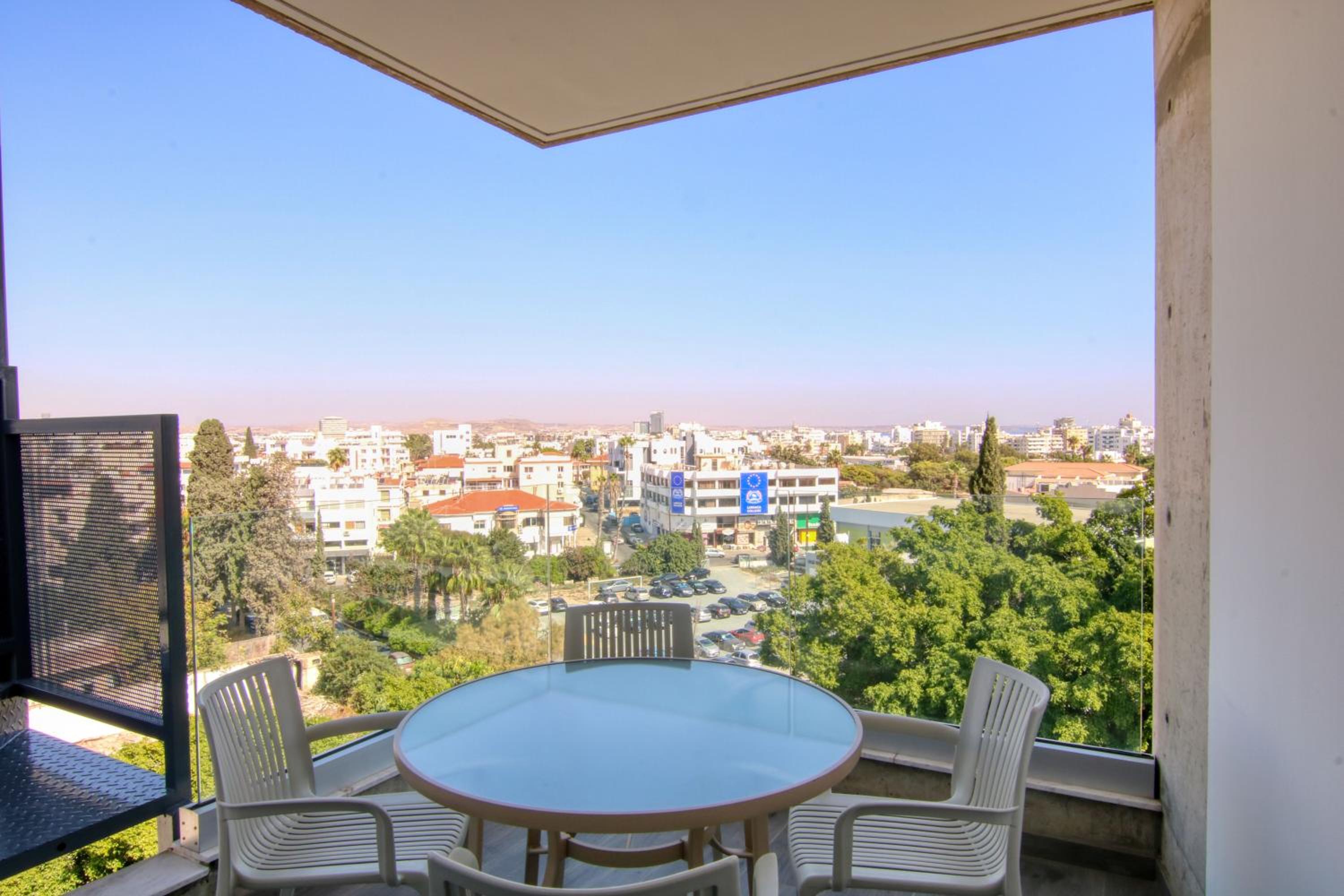 Phaedrus Living Coral Suites Bliss