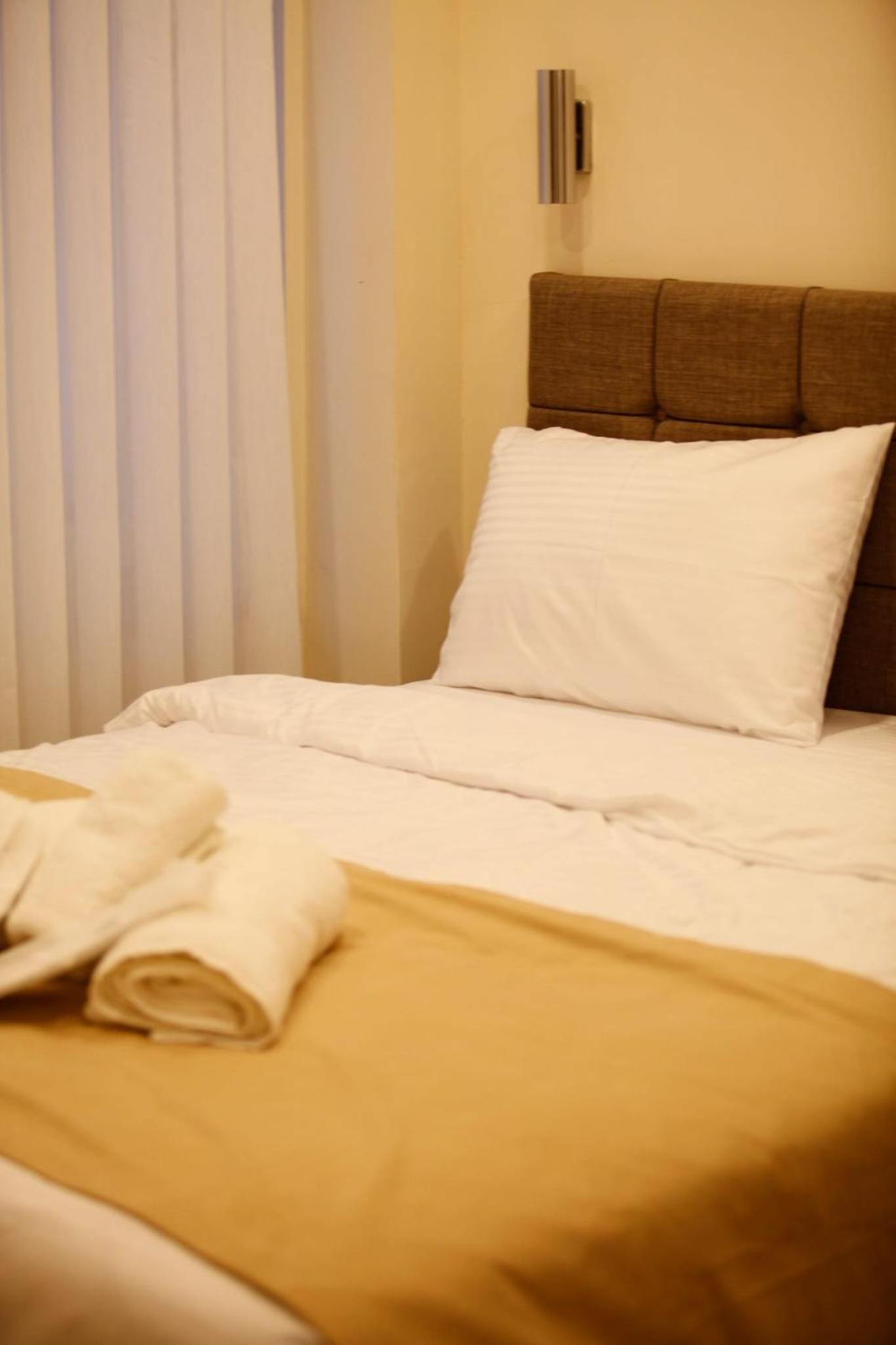 Taksim Nacre 360 Suit - Image 85