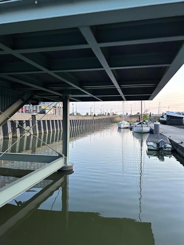 EUPHRATE HOUSeBOAT
