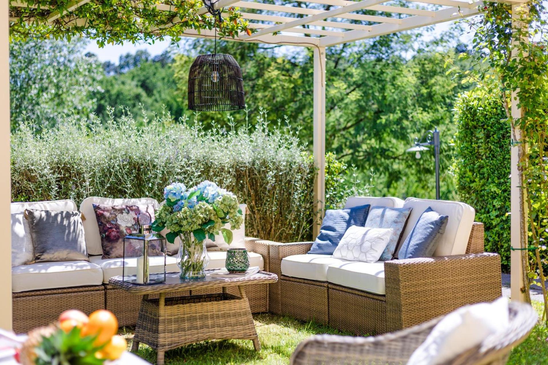 Villa Hilary,a Convenient Luxury 4 bedrooms Villa with Sharing Pool on the Hills by Lucca