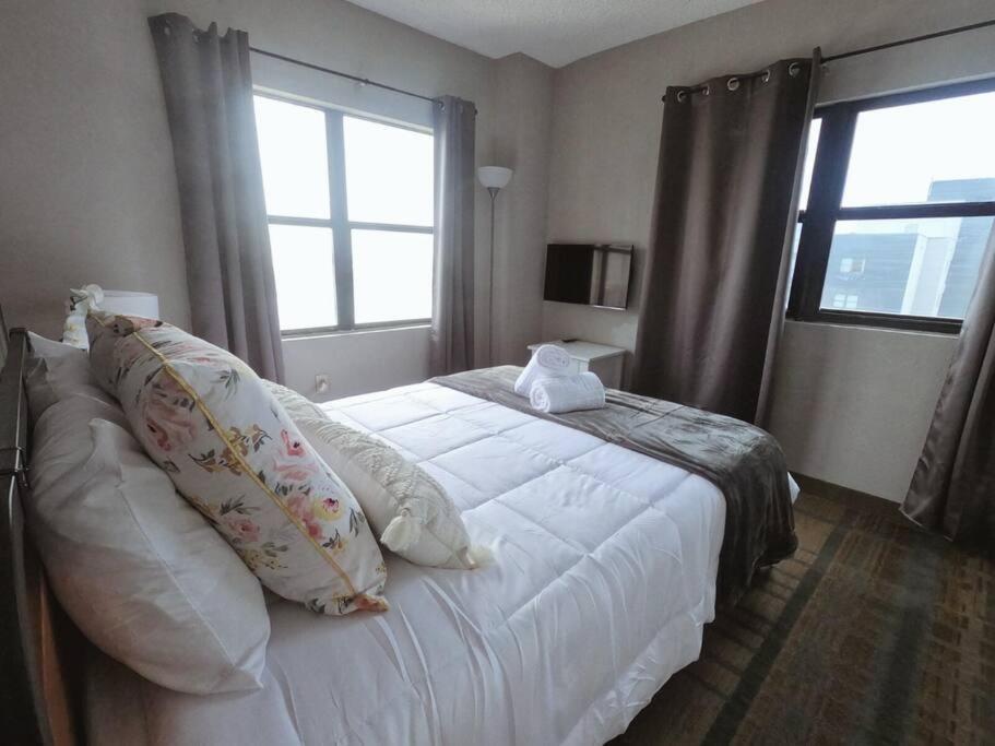 Universal Studios - Lake View 2 Bedrooms Apartment